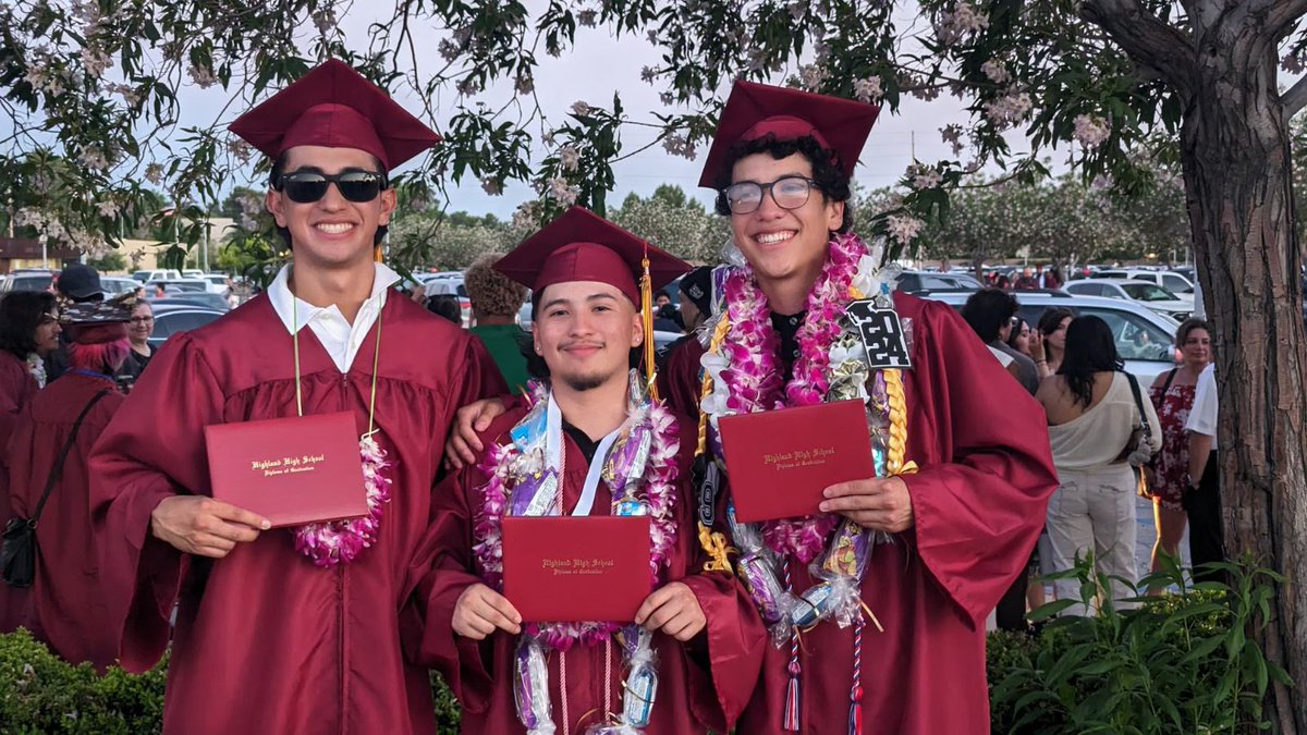 Jacob_Badillo_'s tweet photo. Graduated last night. Will miss my guys and what not.🎓
Big thanks to my coaches, teacher and parents for helping me reach this moment.
Excited for what’s next. https://t.co/5uZqx1zcMb