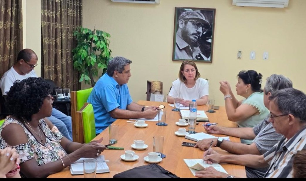 MaydaMauriBCF's tweet photo. En encuentro en #Biocen evaluamos las principales dificultades que afectan el cumplimiento de los objetivos de esta empresa, imprescindible para #BioCubaFarma.  El espíritu de su colectivo es de enfrentar los obstáculos y seguir adelante. https://t.co/o1khXbXgFT