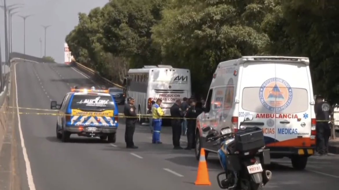TodosSomosAzcap's tweet image. Una motociclista perdió la vida al quedar prensada entre una camioneta y un autobús de la ruta Valle del Mezquital. Los hechos en carriles centrales de Aquiles Serdán a la altura de la colonia La Preciosa, #Azcapotzalco.