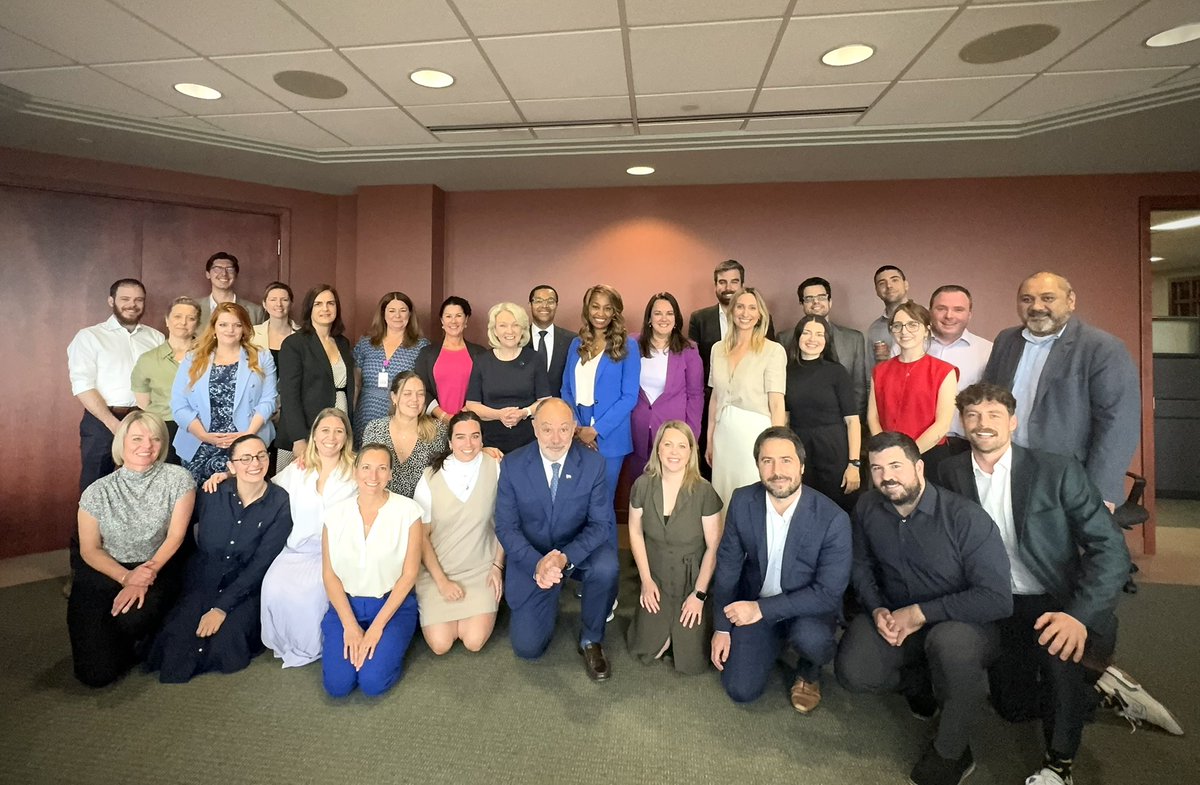 cdube2026's tweet photo. Notre équipe de la santé et des services sociaux réunie. Voici les visages de celles et ceux qui travaillent sans relâche dans les coulisses. Merci. https://t.co/HM3HfPZQAI