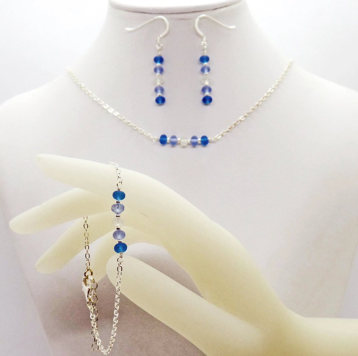 PamelaBaker67's tweet photo. https://t.co/Gq4erXe8cQ @RivendellRocksSedona #BlueSeaGlassBeadedNecklaceEarrings #SterlingSilverChain #SummerFun https://t.co/WHeCL2N2GF