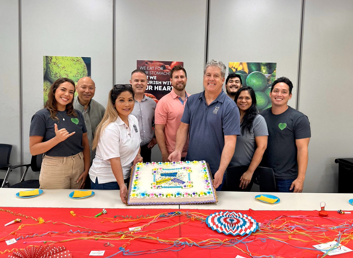 hawaiifoodbank's tweet image. Nourishing Neighbors turns 10 today! A huge mahalo to our partners, @Safeway and the @Albertsons Foundation, for their enduring support – as well as the delightful cake that made today even sweeter. 🎂
#NourishingNeighbors10