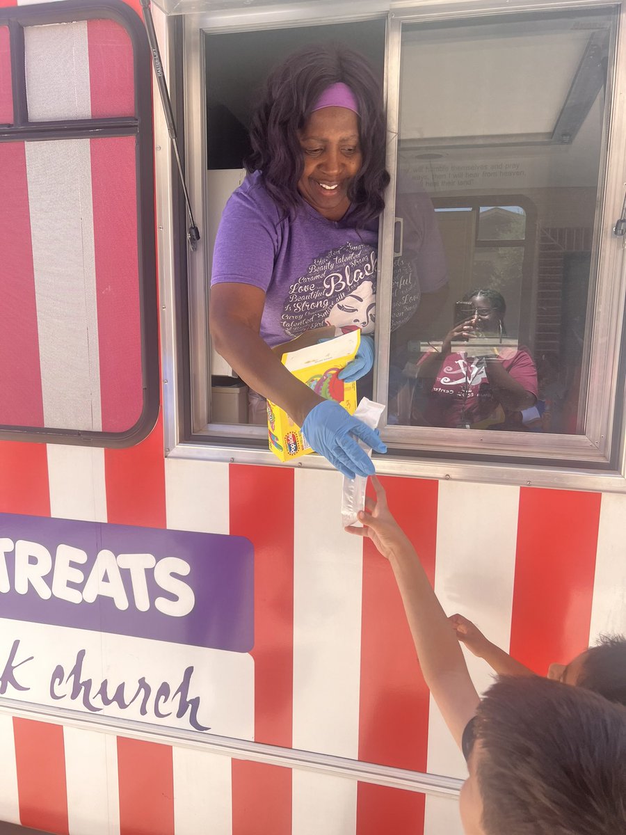 MsDerbigney's tweet photo. We celebrated the end of the first week of summer school with treats provided by @FallbrookChurch!  @Ms_anatoledo @MrAmes_  @CorneliaGreer9 @kujawa_primary  #powerofprimarysle https://t.co/f8DatLjvSB