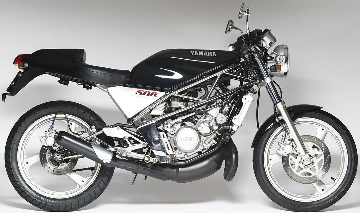 PutiMotor's tweet photo. '87 ヤマハ SDRの解説❗️

全幅68cm・タンク幅25cmのスリムで軽量な車体に、195ccの2スト単気筒エンジンを搭載。

2ストローク単気筒のテイストを追求したウルトラライトスポーツ。

【乾燥車重/シート高/タンク/出力/当時価格】
105kg/770mm/9.5L/34ps/379,000円

https://t.co/7RGFyoD1qy https://t.co/u4n6fcEqj8