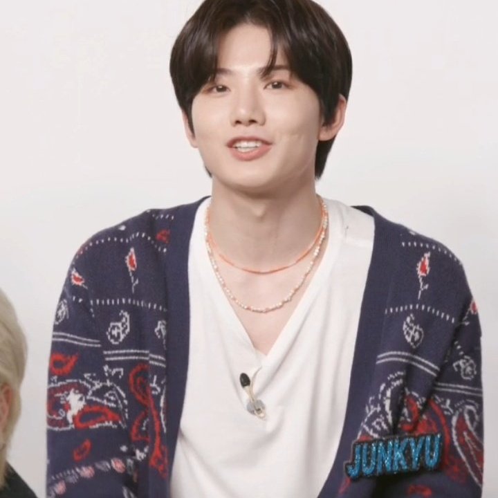 kjkrewind's tweet photo. This neckline suits him the best #JUNKYU #준규 #ジュンギュ #จุนกยู https://t.co/j4e4KmTacs