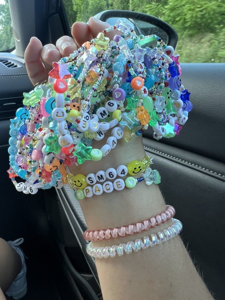 TheFullaire's tweet photo. Gonna be at PACE venue after dinner 💕

This is your sign to ask for a friendship bracelet before I get drunk and force them onto people I’ve never met https://t.co/CMP6zKXAAc