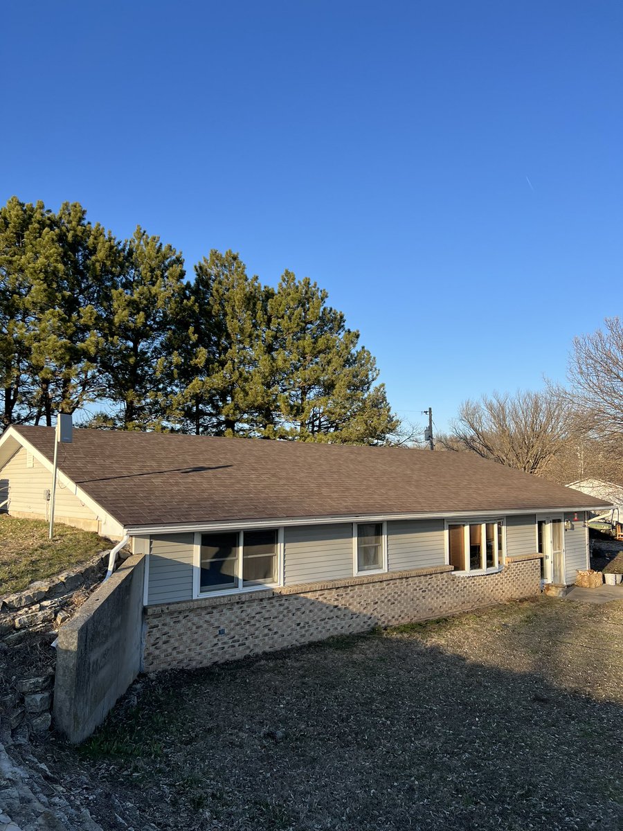 grroofs's tweet photo. This home had Owens Corning Oakridge shingles installed on it by GR Roofing LLC. 
Call us at 620-344-0661 for your roofing needs.  https://t.co/zDRu5u5U39
#roofing #roof #roofreplacement https://t.co/AI4TeB17gU