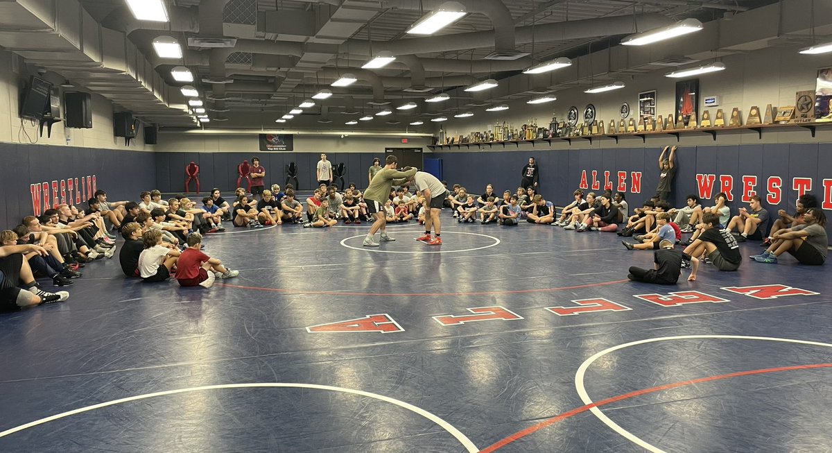 BTWrestle's tweet photo. NCAA Runner up Lucas Davison sharing his knowledge during the last day of BT camp #BestTrained #DedicationDefined #Wrestlingfamily https://t.co/AdBA6zIOYU