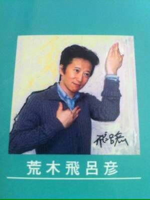 DavidBowieBot's tweet photo. （『ジョジョの奇妙な冒険』におけるポージングについて）

こういったポーズを描くことになったきっかけは、なんと言ってもデヴィッド・ボウイのアルバム『“HEROES”』のジャケットアートに衝撃を受けたからです。

──荒木飛呂彦（漫画家）

✳︎ヒーローズのジャケットのポーズをとる荒木先生 https://t.co/yHnw6fkstu