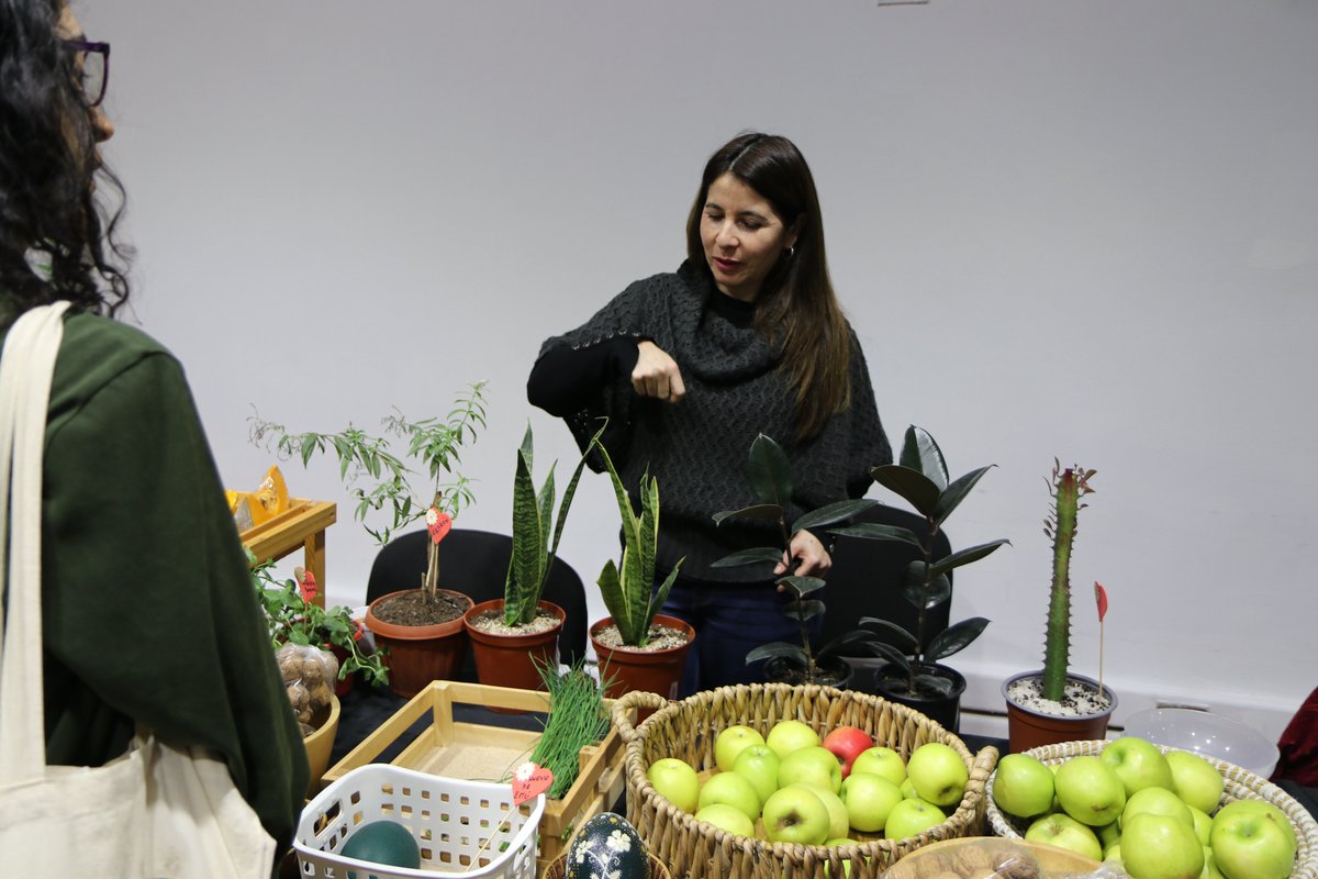 NicoNavarreteH's tweet photo. Hoy acompañamos a la directora de @PRODEMU, @cristi_martinsz, a la inauguración del primer #MercaditoProdemu, que contará con emprendedoras dedicadas a la venta de frutas, verduras, hortalizas y mucho más. https://t.co/kX6RK1faF9