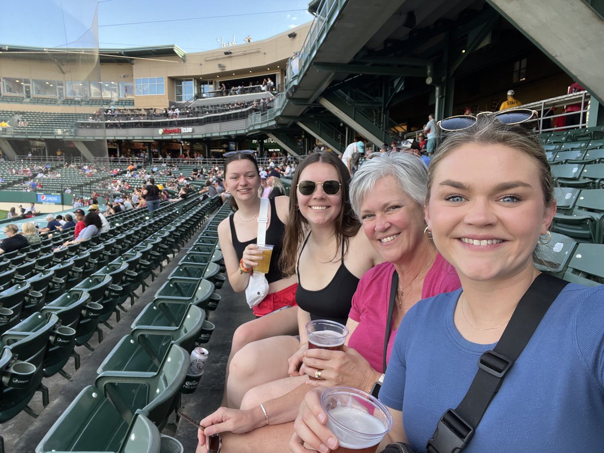 mcs_foster's tweet photo. Girls’ night #AtTheVic https://t.co/CGlz7U3Qyh
