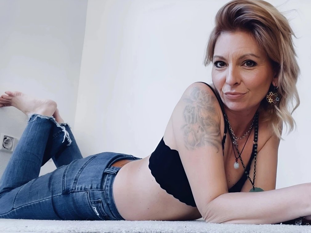 DeutscheLivecam's tweet photo. EmmaRaven 42 Jahre
#Milf #Milfcam #ReifeFrau #EmmaRaven
https://t.co/CBXQKim7HD https://t.co/tFzIzd1Nqs