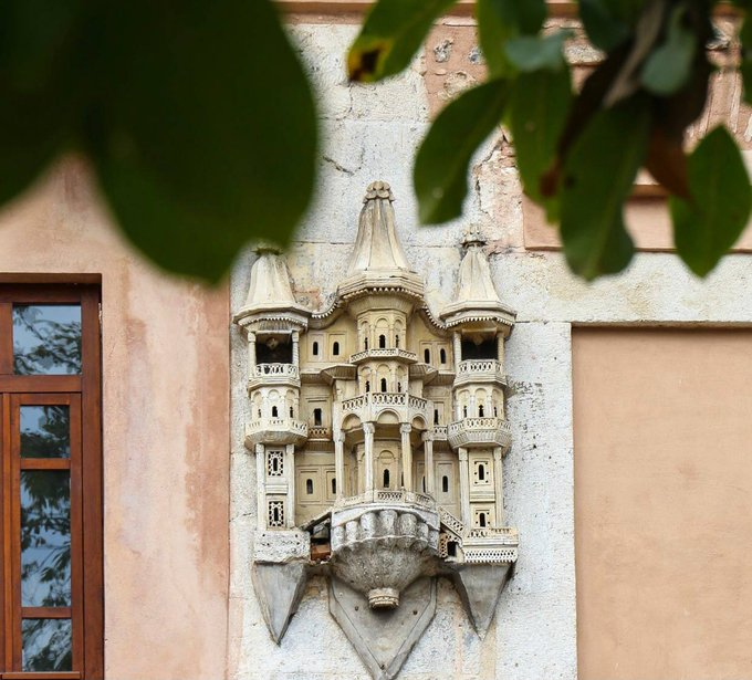 Bizde kuşa kafes değil ev yapılır🪶 

Osmanlı mimarisinin, misafir kuşlar için düşünülmüş "kuş evi" örneği.