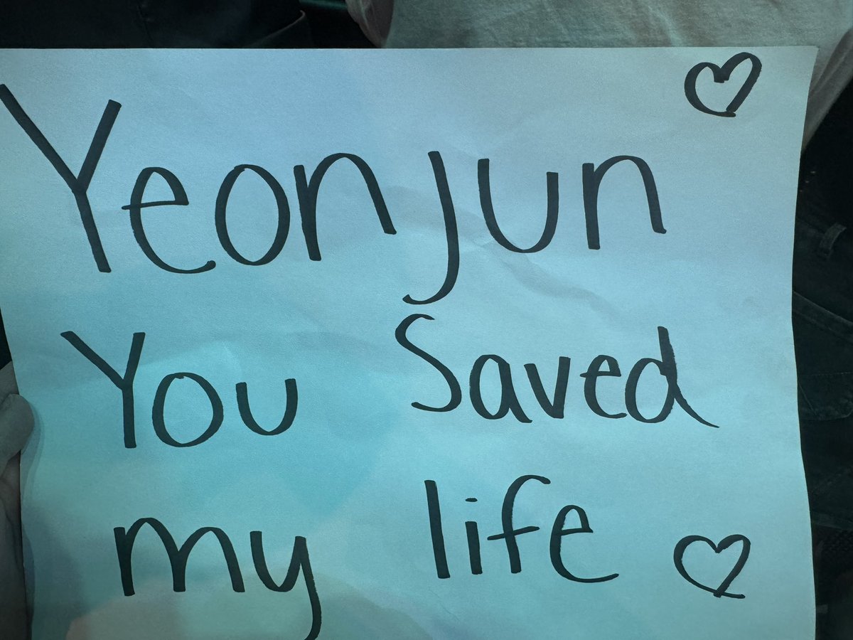 LeeKnowYeonjun's tweet photo. yeonjun reading my sign 😢😢😢 my favorite person in the world my everything i love you so much #TXT_TOUR_ACTPROMISE #TXT_IN_ROSEMONT https://t.co/nJPirhik76