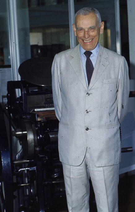 varosbr's tweet image. Grandes banqueiros nem sempre nascem em berço de ouro.

Mas qual é a chance de um homem pobre com uma deficiência física fundar o maior banco privado do país?

Conheça a improvável história de Amador Aguiar, fundador do Bradesco. 🧵