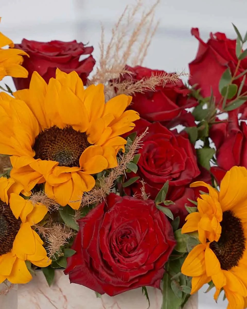 sunflowerchives's tweet photo. sunflowers and roses combo♥ https://t.co/WJeRVBOERJ