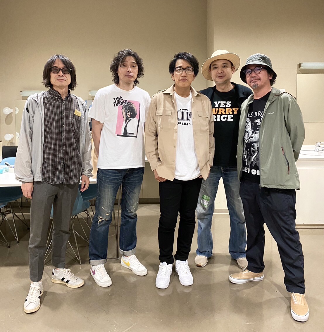 HamazakiTakashi's tweet photo. 昨日は、リハ後に岡村靖幸さんと斉藤和義さんのユニット「岡村和義」を観に行きました。
とっても良かった！
写真は一緒に観に行った民生君、YO-KINGと��岡村和義を囲む記念写真。
みんな最高！ https://t.co/4ohCadIY08