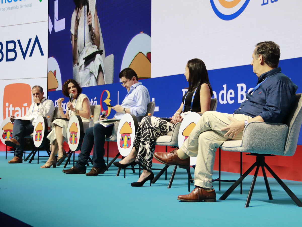 #AEstaHora nuestra rectora <a href="/eskole/">Claudia Restrepo</a> participa de la 58ª #ConvenciónBancaria con la conversación 💬 La voz de la academia junto a <a href="/RaquelBernal3/">Raquel Bernal</a>, rectora de <a href="/Uniandes/">Uniandes</a>; Adolfo Meisel, rector de <a href="/UninorteCO/">Universidad del Norte</a>; <a href="/jbula/">Jorge Bula</a> , Rector de la <a href="/ESAPOficial/">ESAP Oficial</a>; y <a href="/ricarospina/">Ricardo Ospina</a>, director de servicio