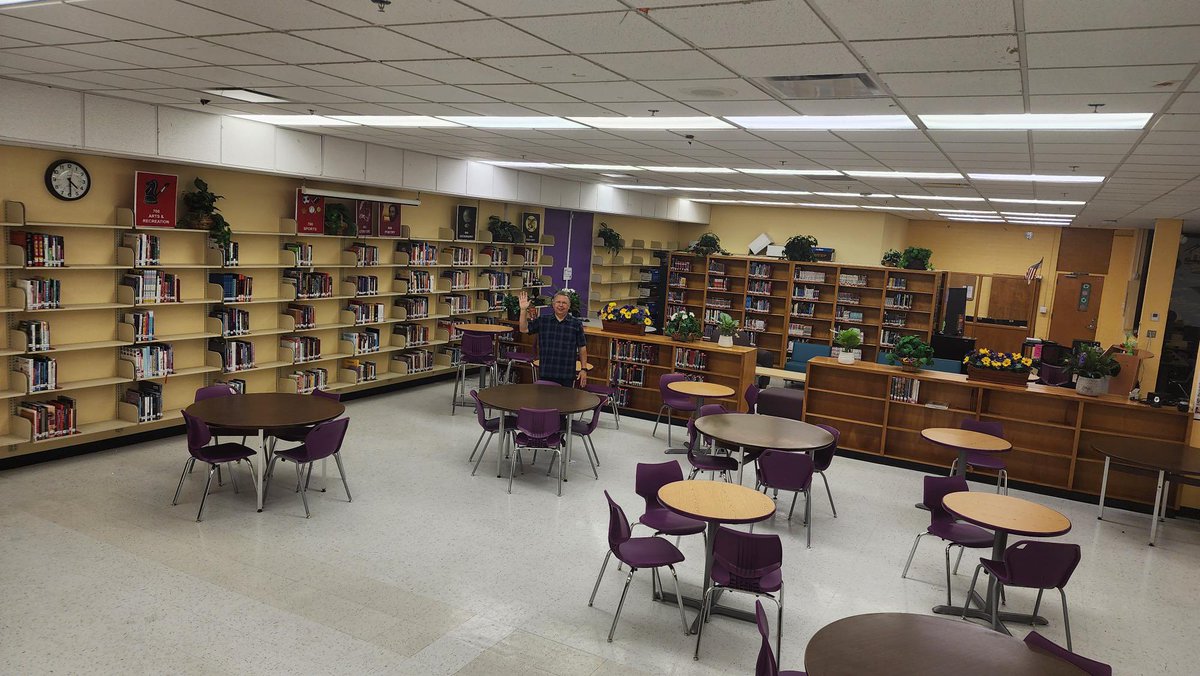 annvega's tweet photo. The end of an era here @McAllenISD We will miss these fabulous librarians! @McAllenISD @LibraryMchi @LibraryMustangs #McAllenISDLib https://t.co/mLTNPSmE4C