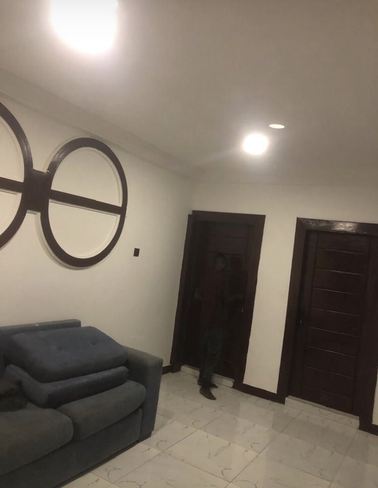 RENTMANN_'s tweet photo. 2 Bedroom Apartment 
Achimota 
3800gh/month 
AC
Cabinet-Fitted Kitchen 
1 year
RefDJ https://t.co/yw0EYGWbWS