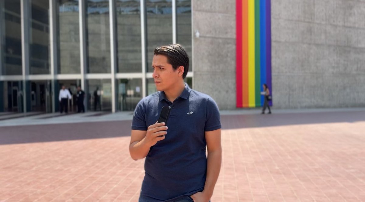 jeancarlopmag's tweet photo. Sí vinimos! La bandera de México vuelve a ondear donde los depravados ideológicos impusieron la suya (segundo tuit). A mi espalda volvieron a colocar la bandera LGBT en las instalaciones del INFONAVIT. Aún ni decíamos nada y los policías del edificio ya habían salido (se ve del lado izquierdo), habían mandado una patrulla y se notaba nerviosísimo. 

Ojalá así de atentos se hubieran puesto cuando ofendieron nuestra patria. Pronto video.