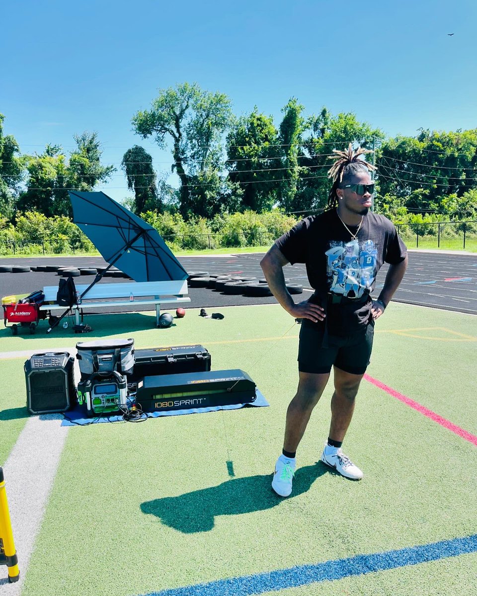 LaTishaStaten9's tweet photo. The HEAT 🥵 was NOT our friend today but the work always is, so we do it anyway! #NoExcuses #GotGoals #FromTheBottom @RJStaten8 https://t.co/XyDTxwQg4n