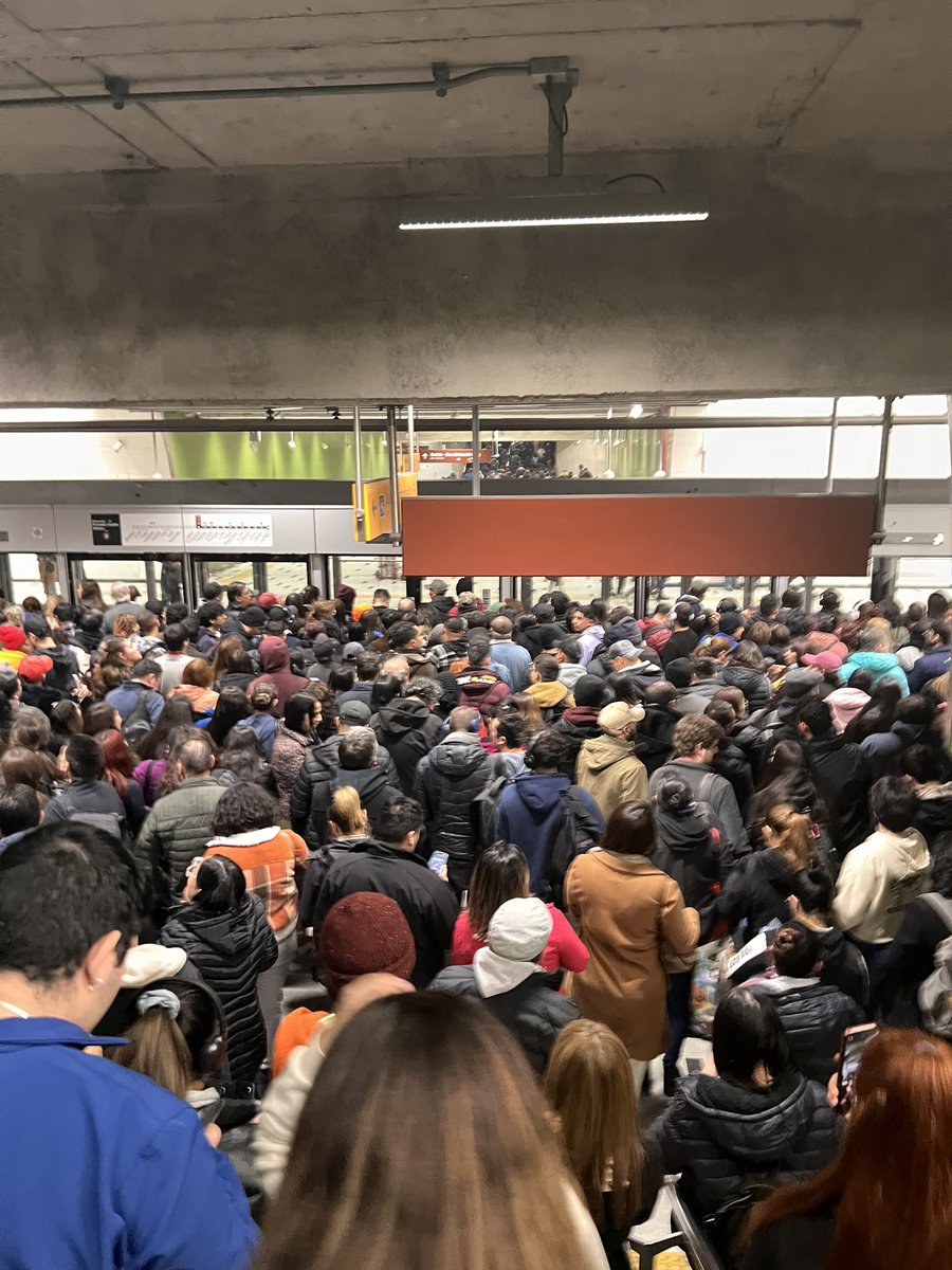 LaCon_Sentida's tweet photo. Pffff después de tanto sufrimiento
Jajajaaja pucha la Cuestión 😂
@metrodesantiago
#metro
#LaFox https://t.co/c7cpmIkyFi