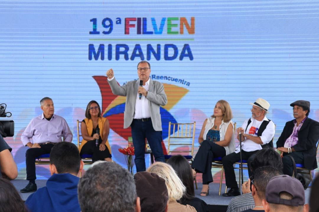 HectoRodriguez's tweet photo. Así comienza la #FilvenMiranda... 📖 ¡Leer nos reencuentra!
📌 Plaza Francisco de Miranda, en Los Dos Caminos. https://t.co/nlqJ6XUcZq