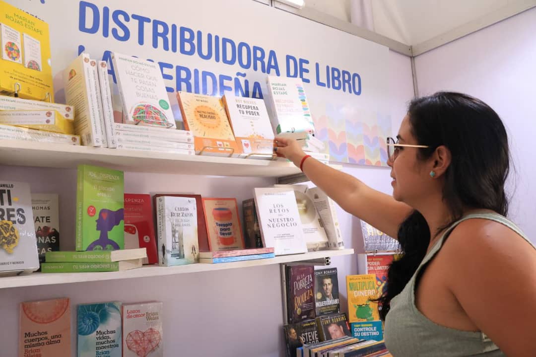 HectoRodriguez's tweet photo. Así comienza la #FilvenMiranda... 📖 ¡Leer nos reencuentra!
📌 Plaza Francisco de Miranda, en Los Dos Caminos. https://t.co/nlqJ6XUcZq