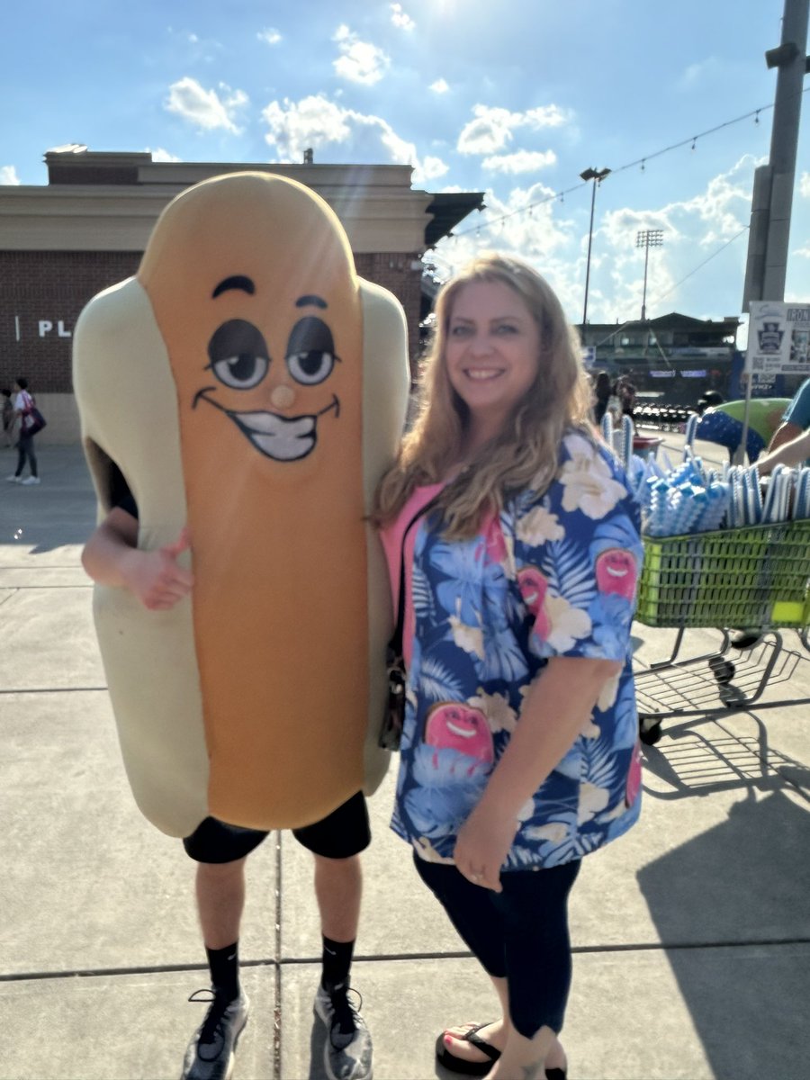 BethanyBrevik's tweet photo. It's Diggity night at the park! Still rooting for Hambone 🍖 #BringTheEnergy #HamboneUnderground #TeamHambone https://t.co/gFTLbDHluO