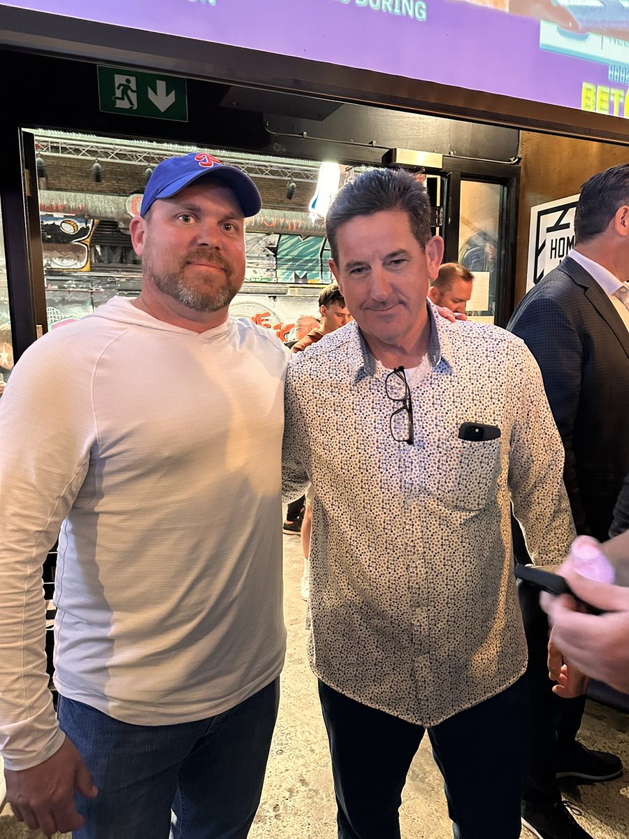 FrameKris's tweet photo. Philly Rob and @ellisframe #londonseries #phanatics https://t.co/zaNvxeS7V5