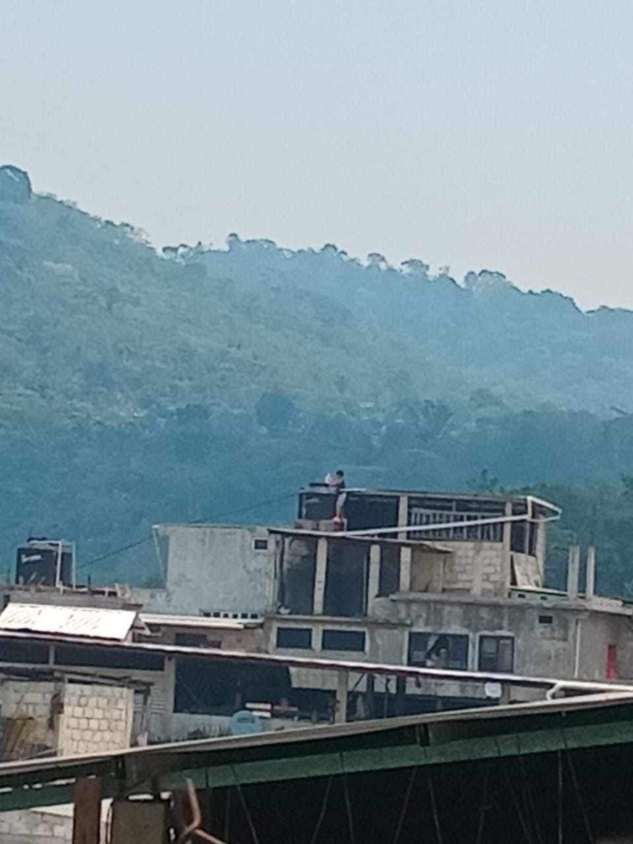 isain's tweet photo. Un niño chol en #TILA se sube a la azotea de su casa, agita una bandera blanca para pedir ayuda a un helicóptero que sobrevuela sobre su casa y ese poblado. Llevan dos días encerrados pues grupos armados se enfrentan en las calles desde el martes por la noche. Se espera que en las próximas horas ingresen policías de la ssypcchiapas @GNMEXICONAL y militares de la @SEDENAmx