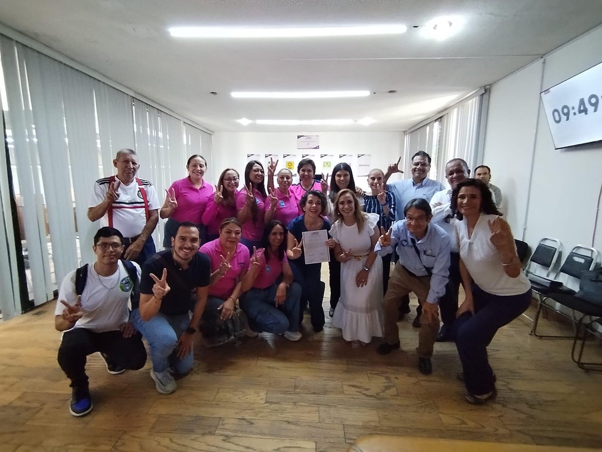 Pilarortega's tweet photo. Esta mañana acompañamos a @MarisaaOrtizMan a recibir su constancia de mayoría como Diputada Local por el Distrito 6 de León 🦁 
¡Felicidades ! 
#LeonAzul 💙
#Elecciones202 https://t.co/UDw1THmGjt