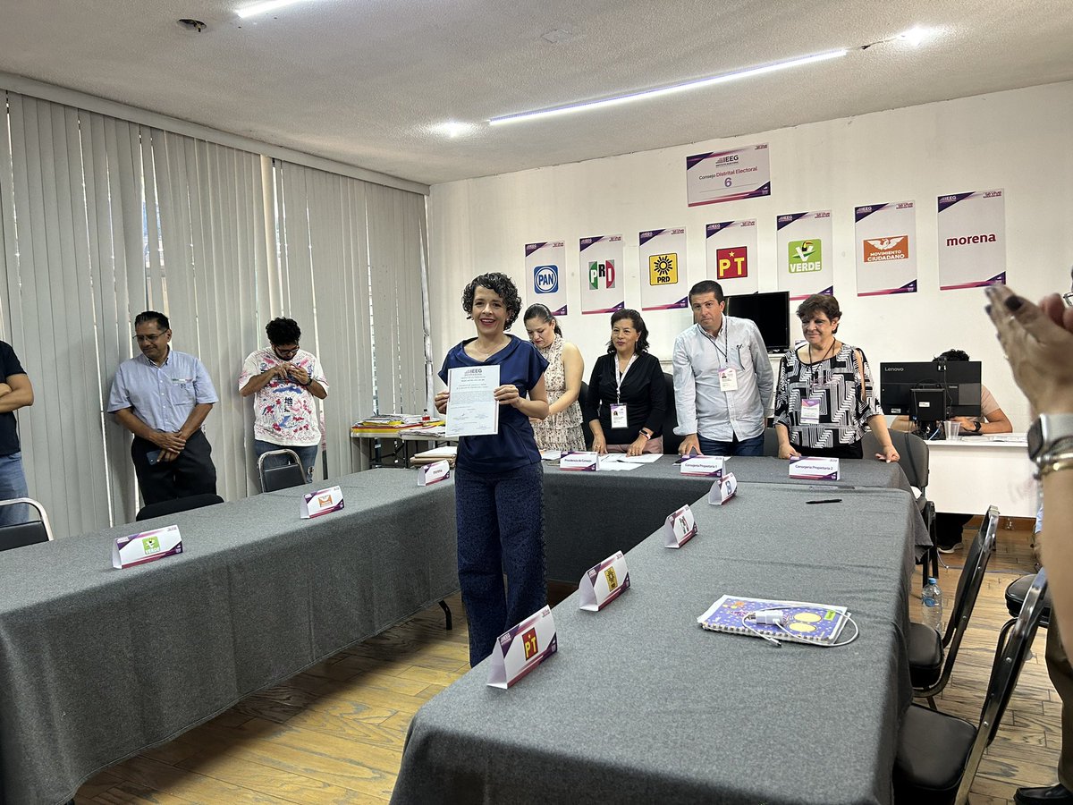 Pilarortega's tweet photo. Esta mañana acompañamos a @MarisaaOrtizMan a recibir su constancia de mayoría como Diputada Local por el Distrito 6 de León 🦁 
¡Felicidades ! 
#LeonAzul 💙
#Elecciones202 https://t.co/UDw1THmGjt