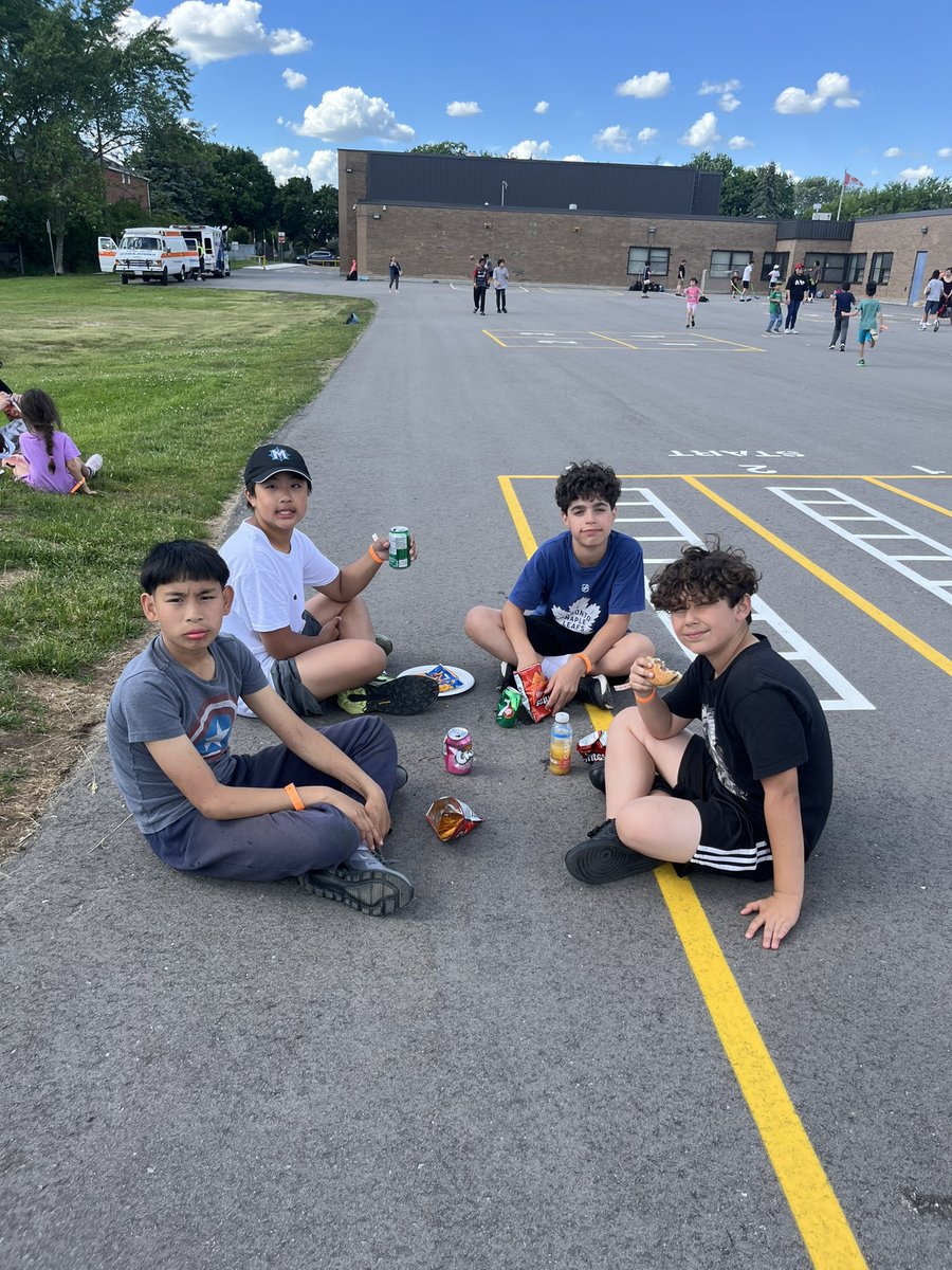 SJXXIIICES's tweet photo. Thank you to the @SJXXIIICES CSC for an amazing BBQ. Many thanks to our staff, families and community partners for making this a memorable and successful event. @YCDSB https://t.co/6lHGNYvlWK