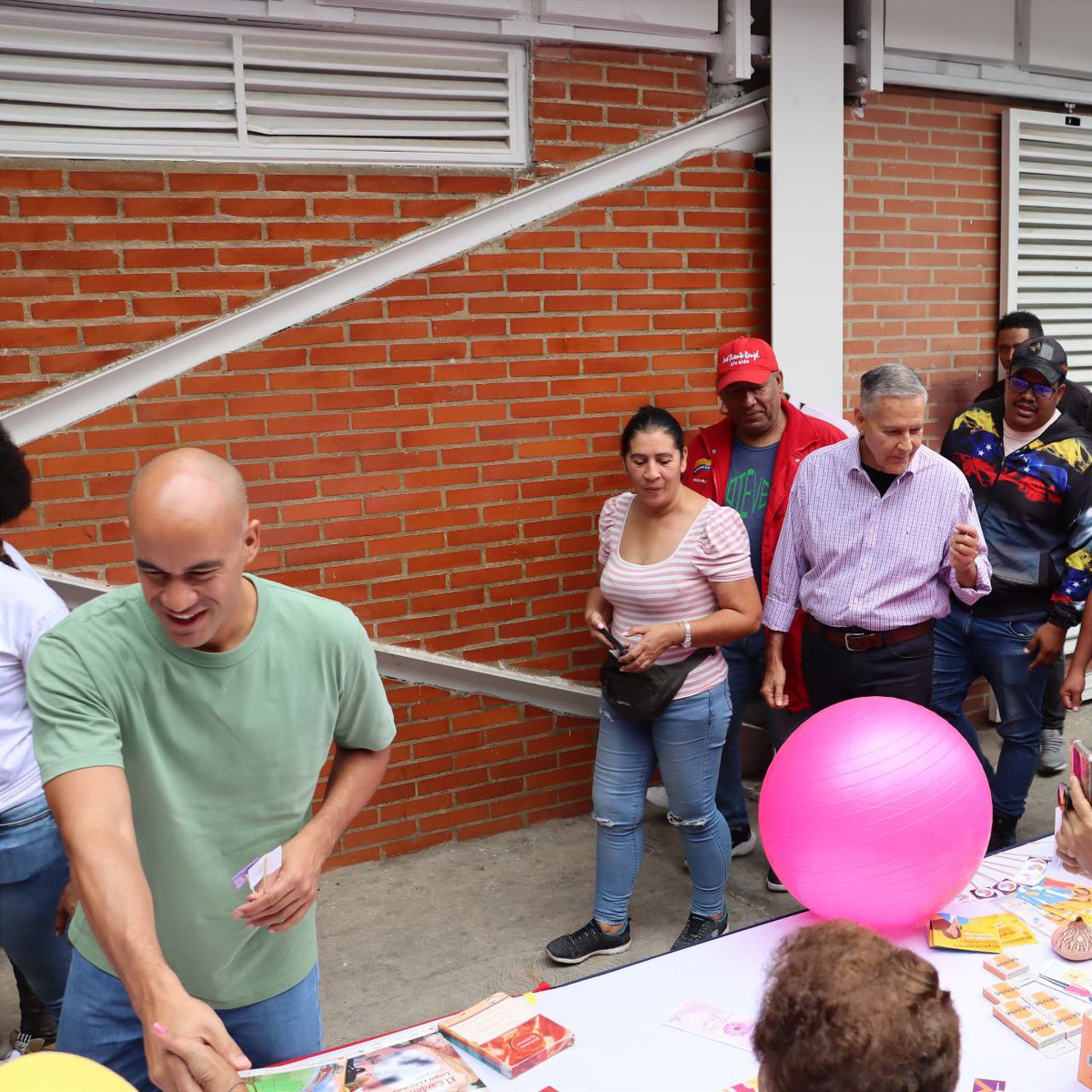 AlcaldíaSucre (@lalcaldiasucre) on Twitter photo #Entérate|| El Alcalde <a href="/JoseVRangelA/">José Vicente Rangel A</a> junto al Gobernador <a href="/HectoRodriguez/">Héctor Rodríguez C.</a> inauguraron la Base de Misiones Nelsy Blanco, en Turumo. Un espacio para la atención integral de los habitantes, con servicios de salud, educación, alimentación, capacitación, entre otros. #PuebloLealSiempre #Entérate|| El Alcalde <a href="/JoseVRangelA/">José Vicente Rangel A</a> junto al Gobernador <a href="/HectoRodriguez/">Héctor Rodríguez C.</a> inauguraron la Base de Misiones Nelsy Blanco, en Turumo. Un espacio para la atención integral de los habitantes, con servicios de salud, educación, alimentación, capacitación, entre otros. #PuebloLealSiempre