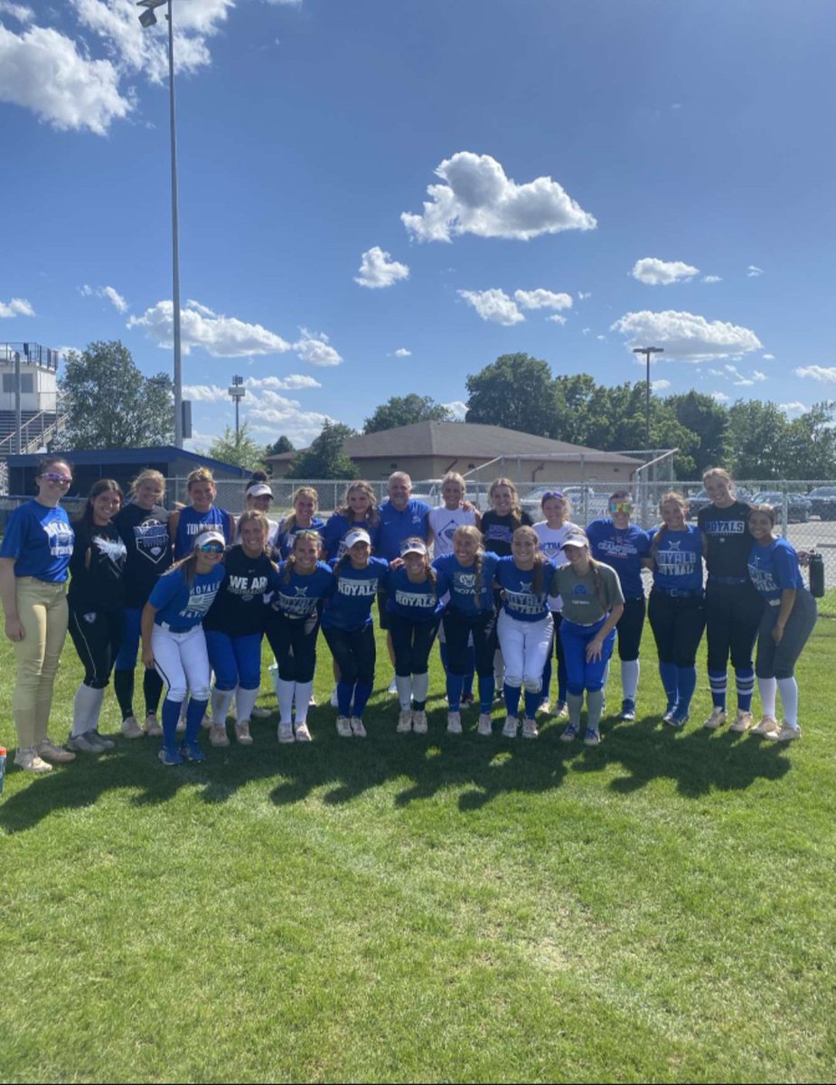 HSEsoftball's tweet photo. We were lucky enough to have 2 amazing coaches come to practice & share with our ladies some of their wisdom and words of encouragement. "Ride the peaks as long as you can, and escape the valleys as quickly as possible." Thank you, @CoachHupp & @HSEFootball #Statebound24 https://t.co/TRiGQr9sAR