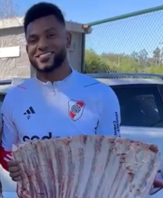 Sigan pidiendo delanteros, yo me muero arriba de este barco. 🤫🇨🇴