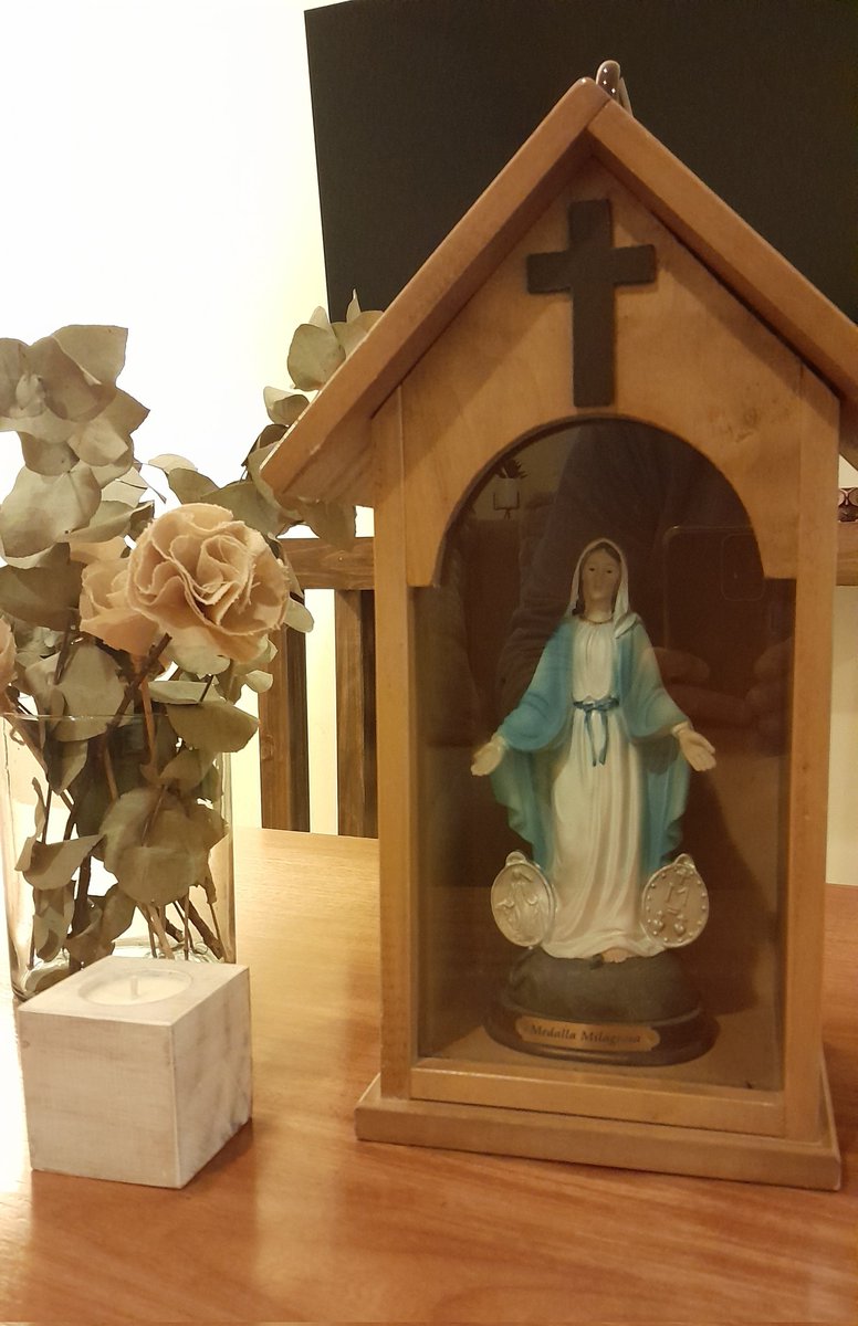 Val_Fabian's tweet photo. Recibimos en casa a la virgen viajera de la #MedallaMilagrosa.
Con mucha emocion y fe, nos acompañara por unos dias.
Gracias a los amigos del Centro Integracion #Marillac del barrio #9DeNoviembre. https://t.co/fepChz8uTy