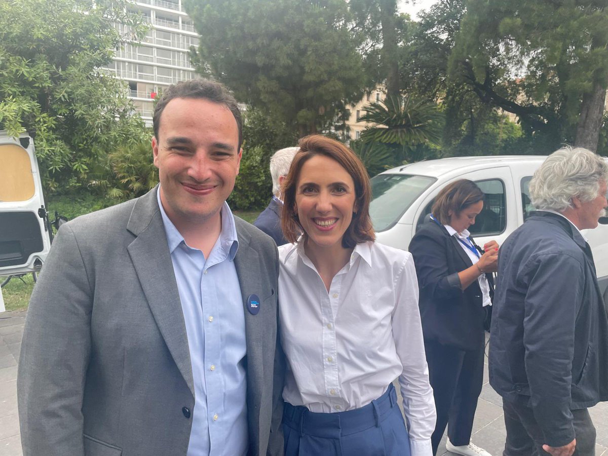 Ethan_Benaroche's tweet photo. Quel plaisir d’accueillir à Nice les @HorizonsJeunes de la région Sud ! Autour d'@EPhilippe_LH, @cestrosi, @anthony_borre et de notre tête de liste @ValerieHayer, accompagnés de nombreux colistiers, pour le dernier meeting de campagne @BesoindEurope Nice et la région sud rayonne! https://t.co/kutkigjcMD