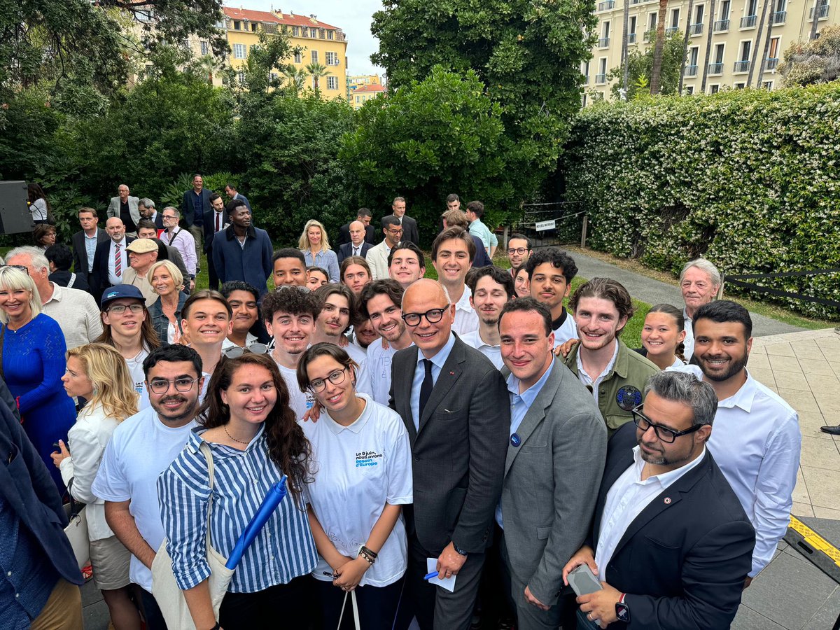 Ethan_Benaroche's tweet photo. Quel plaisir d’accueillir à Nice les @HorizonsJeunes de la région Sud ! Autour d'@EPhilippe_LH, @cestrosi, @anthony_borre et de notre tête de liste @ValerieHayer, accompagnés de nombreux colistiers, pour le dernier meeting de campagne @BesoindEurope Nice et la région sud rayonne! https://t.co/kutkigjcMD