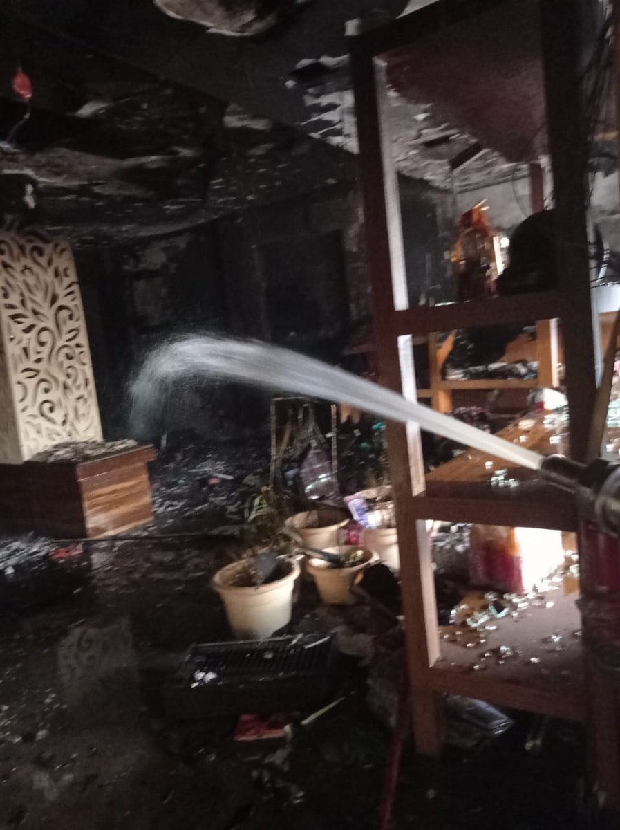 ghazipurfire's tweet photo. #FSGhazipur | बंशीबाजार #कोतवाली अंतर्गत देवकी स्वीट्स में लगी आग की सूचना पर तत्काल पहुंचकर #FSGhazipur #firefighters द्वारा #आग को बुझाया गया एवं #आग को फैलने से रोका गया। कोई जन/जीव हानि नहीं हुई।
@AdminGhazipur
@ghazipurpolice
@CMOfficeUP https://t.co/ejBOZqll4d