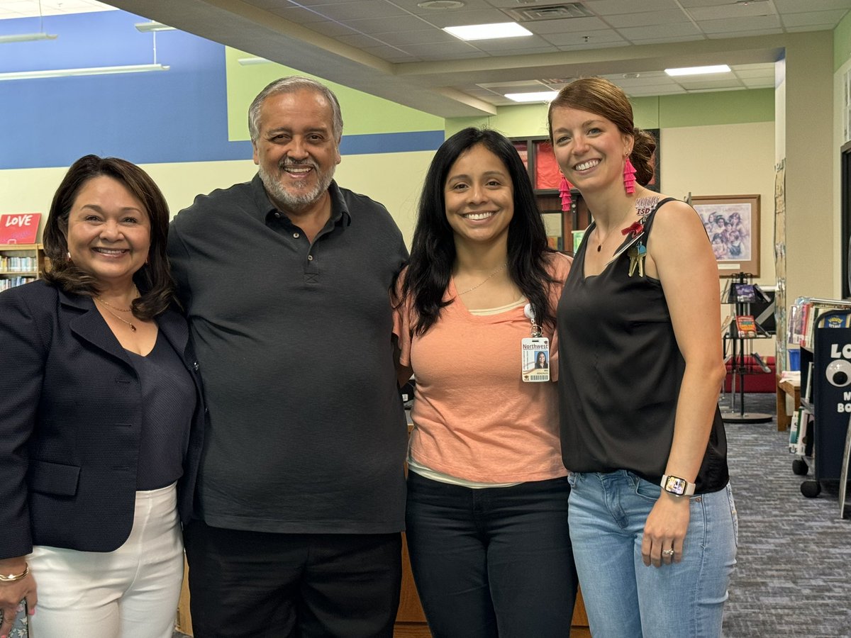 LaMaestraMaria's tweet photo. I had the privilege of running into Rosie Sandoval and Mr. Gomez at the NISDtx Dual Language training today. @ClaraLoveES @northwestsschools @NorthwestISD @CTMSBulldogs  @rosiesand2 
😁😉 https://t.co/wCG2v1ZD4J