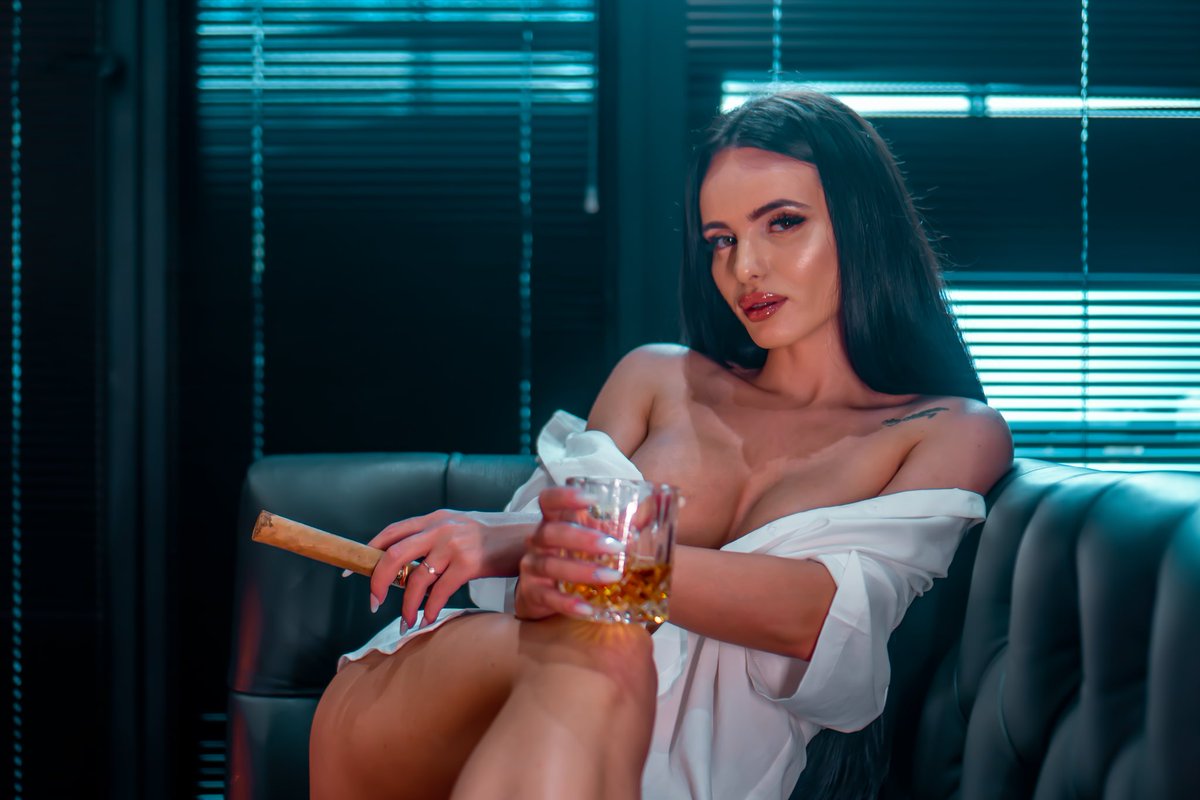 LaylaWo79888375's tweet photo. Do you have a fire ?🔥 😋
Come to me and light my cigarette 🚬 😛
I m online right now 
@LiveJasmin 

➡️ https://t.co/VzAVdj1rEA https://t.co/0BK11fNn8V