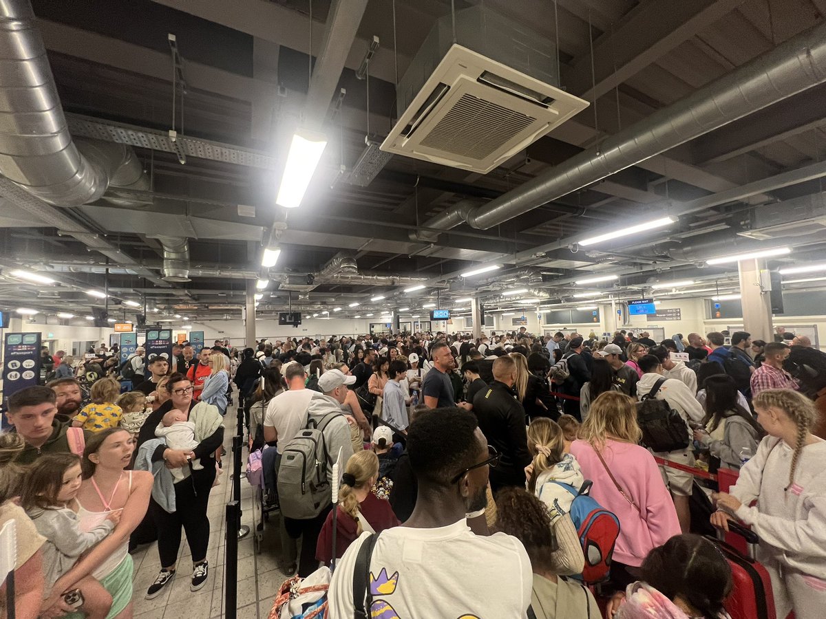 GeorgiePeri's tweet photo. @mrscherryblog @ukhomeoffice @LDNLutonAirport @UKBorder Already been queuing for an hour, and been informed an entire flight was let ahead of us as we queued in the under 10’s family queue. 

This is our current position closing in at 1am.

A complete farce! https://t.co/RwSdf2NyLU
