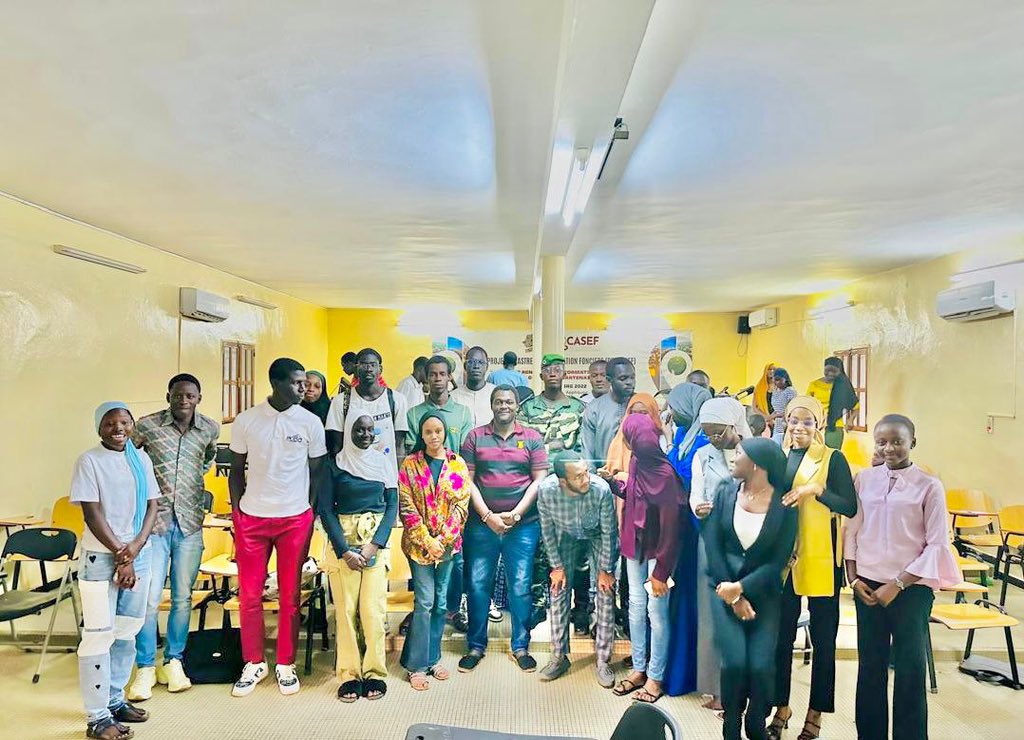 Jve_Senegal's tweet photo. Participation de #JVE🇸🇳 le 05 Juin 2024 à la cérémonie organisée par le #ClubVert de l'#ESEA, marquant la célébration de la Journée Mondiale de l'Environnement.
Au programme, un panel sous le thème "Perte de la biodiversité: causes et impacts", coanimé par Sergent Youm Diouf des #Eaux et #Forêts, et M. @MoungangaB26833 Directeur des Programmes à JVE Sénégal.
Durant le panel, des pistes d'actions pour la préservation de la biodiversité ont été proposées par les participants, et en guise de clôture, une vidéo a été projetée pour présenter 10 espèces menacées d'extinction.#JME2024 #GenerationRestoration #WorldEnvionmentDay