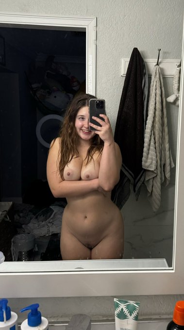 1 pic. What’s your favorite thing about my body? ☺️ Be honest! https://t.co/yLoiioFDtM