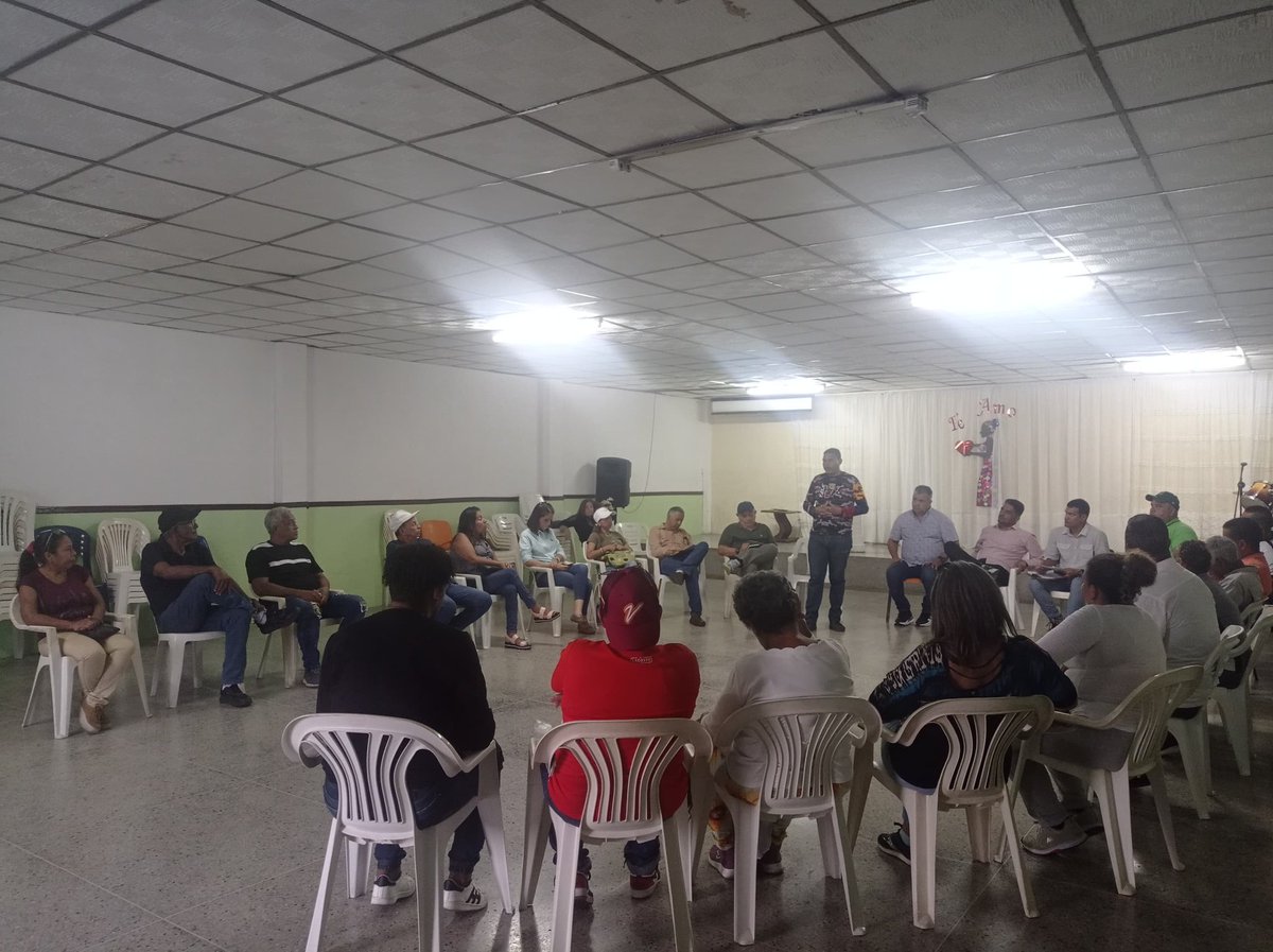 sansimon_ad's tweet photo. #5jun | El voto y la unidad es la fórmula para lograr el cambio, y en eso estamos activados los adecos en la parroquia San Simón.

Reunión del Comité Ejecutivo Parroquial con nuestras autoridades del CES MONAGAS con la presencia de nuestro Secretario General @JavierChaida https://t.co/87AS4hpVct