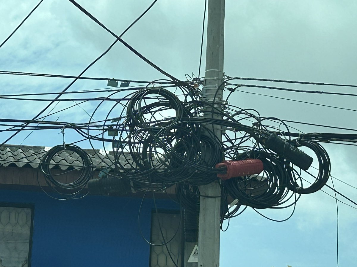 Estos "nudos" reflejan la complejidad y dinamismo del sector de telecomunicaciones, donde la innovación y la capacidad de adaptación son esenciales para mantener la competitividad y satisfacer las demandas del mercado.