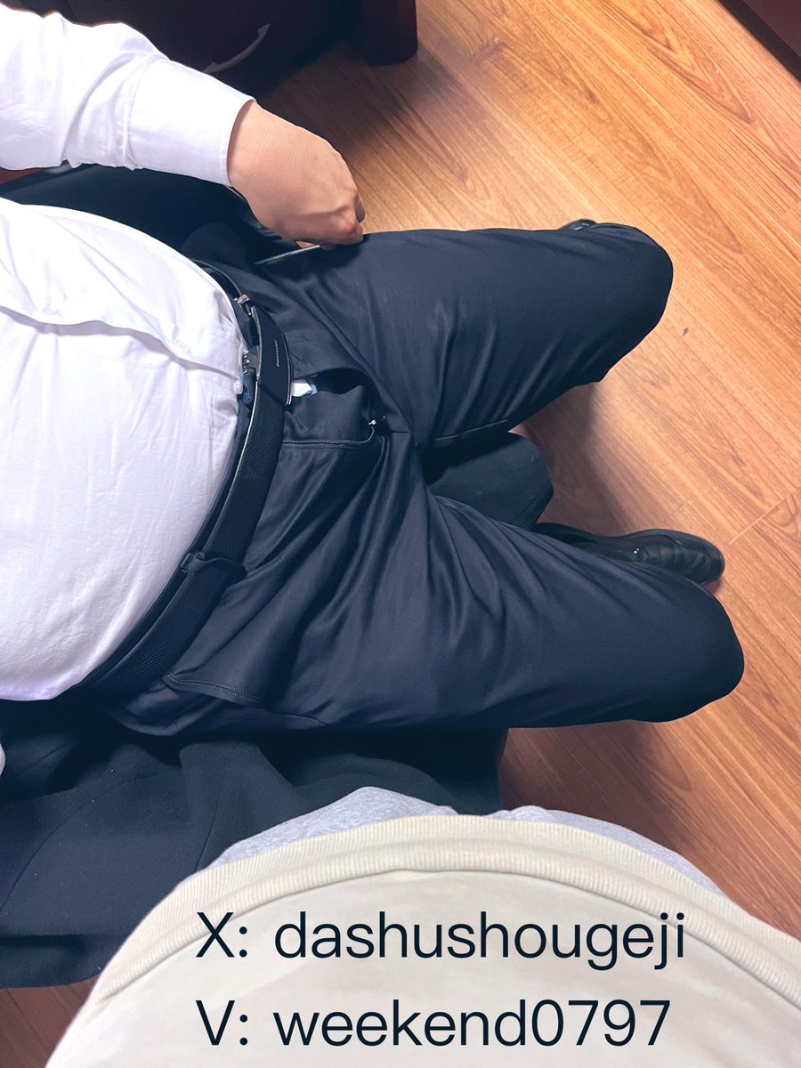 dashushougeji's tweet photo. 这是在著名律所上班的一名海归律师，大叔把我叫到他律所办公室，关上门我就拉开他的拉链，他老婆打来电话让他接小孩，他以加班为由推了，转身就和我来了附近的酒店，脱下人夫的裤子，给他换上情趣内裤和锦纶丝袜，开始互相摩擦。 https://t.co/qnJddjexPu